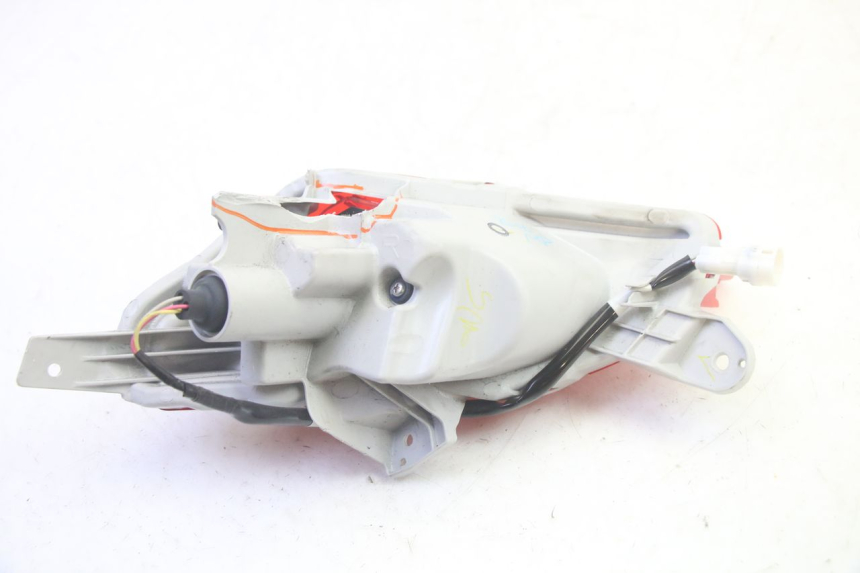 photo de LUZ TRASERA DERECHA YAMAHA TRICITY 300 (2020 - 2024) - Detalles de los puntos de fijación