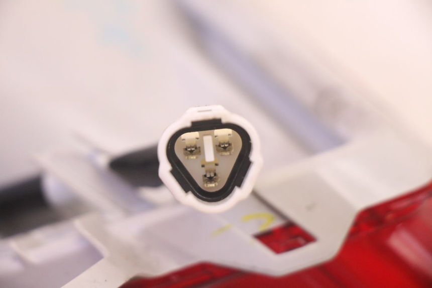 photo de LUZ TRASERA DERECHA YAMAHA TRICITY 300 (2020 - 2024) - Recambio usado revisado