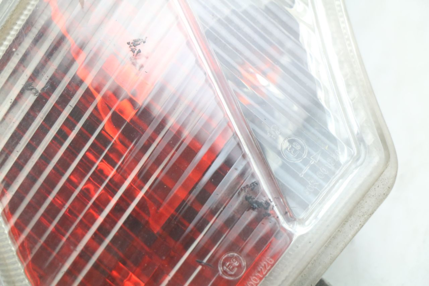 photo de LUZ TRASERA DERECHA PEUGEOT VIVACITY 125 (2010 - 2017) - Detalles de los puntos de fijación