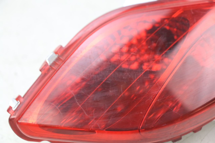 photo de FARO TRASERO DERECHO YAMAHA X-MAX XMAX 125 (2010 - 2013) - Estado de la superficie y material