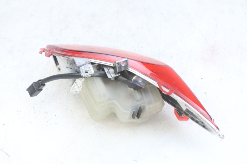 photo de FARO TRASERO DERECHO YAMAHA X-MAX XMAX 125 (2010 - 2013) - Primer plano técnico