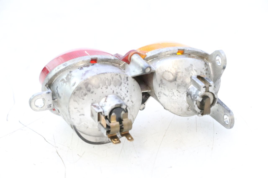 photo de LUZ TRASERA DERECHA YAMAHA YP MAJESTY 125 (1998 - 2001) - Primer plano técnico