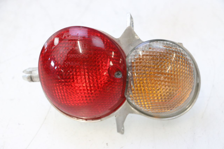 photo de LUZ TRASERA DERECHA YAMAHA YP MAJESTY 125 (2007 - 2010) - Detalles de los puntos de fijación
