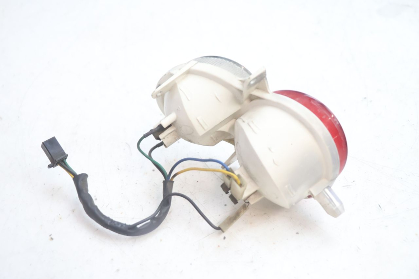 photo de LUZ TRASERA DERECHA YAMAHA YP MAJESTY 125 (2002 - 2006) - Primer plano técnico