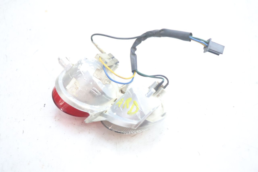 photo de LUZ TRASERA DERECHA YAMAHA YP MAJESTY 125 (2002 - 2006) - Primer plano técnico