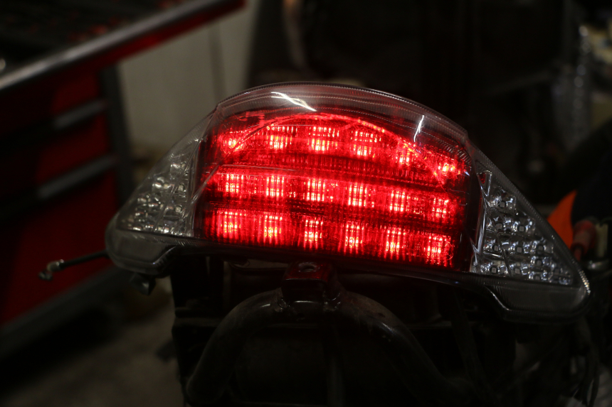 photo de LUZ TRASERA KEEWAY F-ACT FACT EVO 50 (2020 - 2026) - Zoom estado de uso