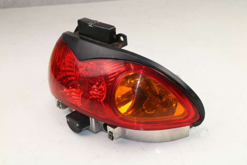 photo de LUZ TRASERA FALCONBIKE F-125 125 (2007 - 2012) - Estado de la superficie y material