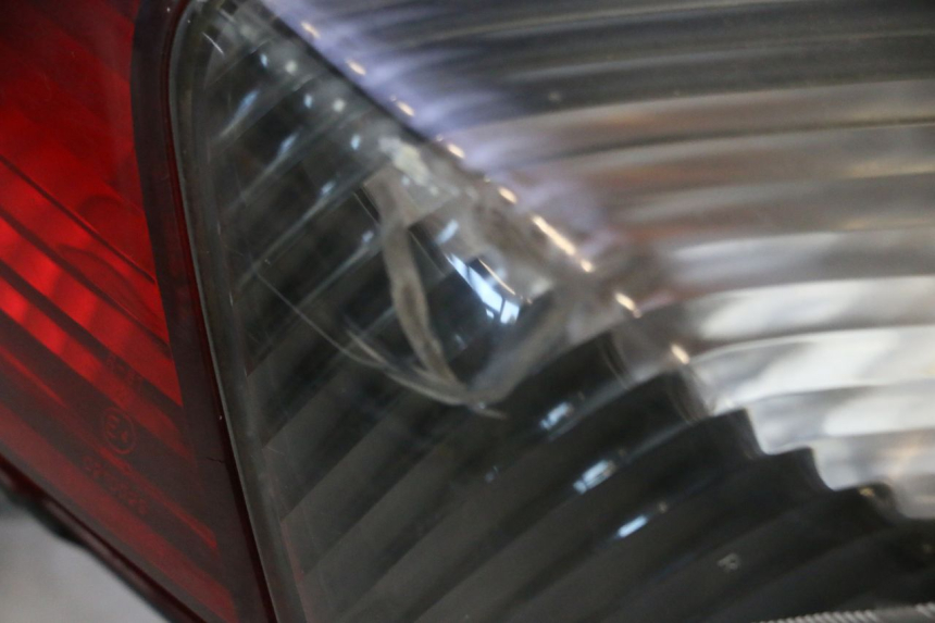 photo de LUZ TRASERA HONDA FJS SILVER WING SILVERWING 400 (2005 - 2008) - Primer plano de alta resolución
