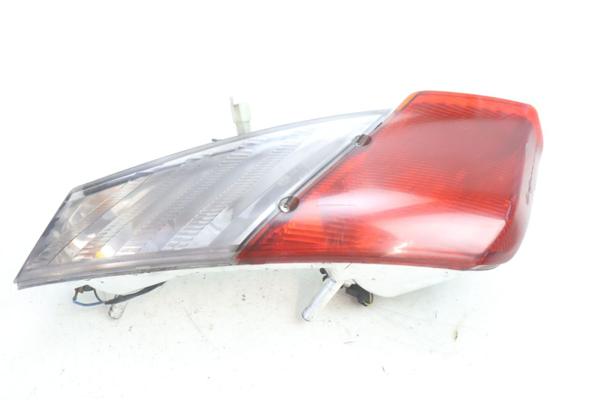 photo de LUZ TRASERA IZQUIERDA APRILIA ATLANTIC S 125 (2010 - 2013) - Primer plano técnico