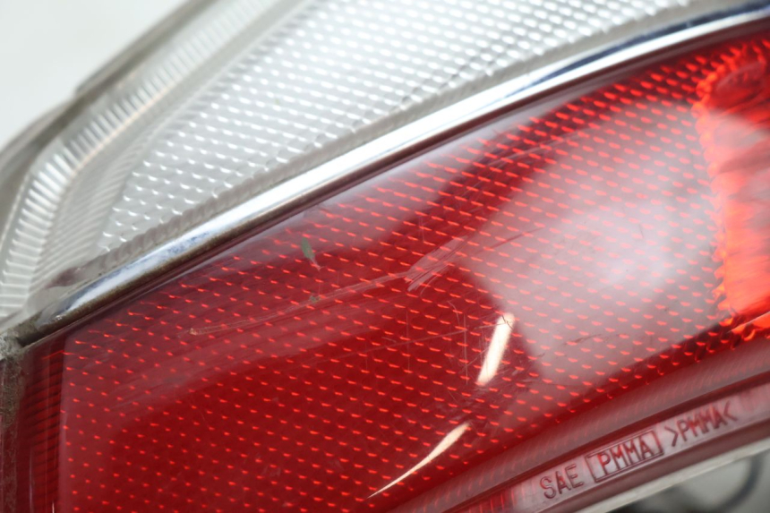photo de LUZ TRASERA IZQUIERDA SUZUKI BURGMAN EXECUTIVE ABS 650 (2006 - 2012) - Detalle de la pieza