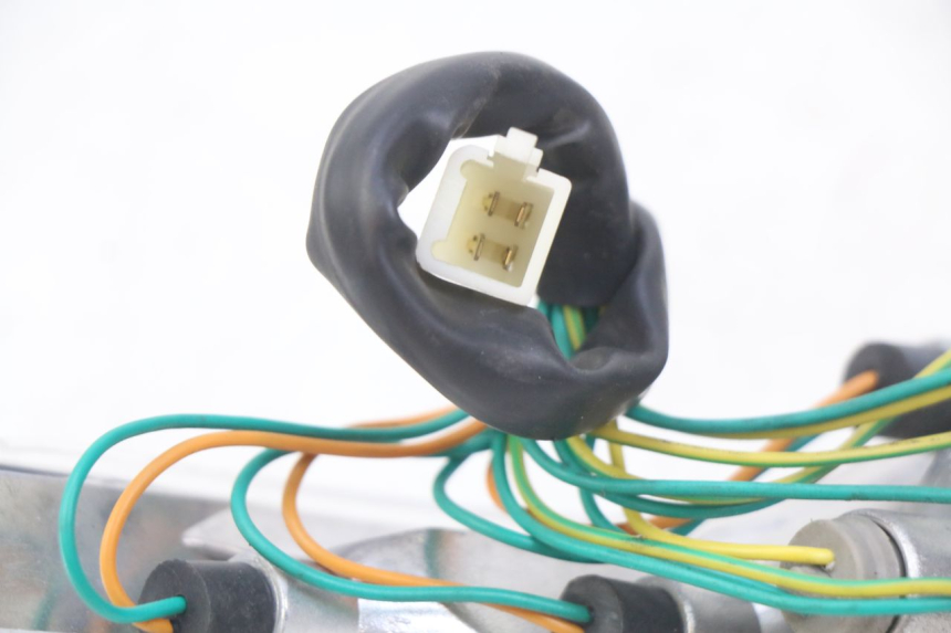 photo de FARO TRASERO IZQUIERDO PEUGEOT E-VIVACITY 1 (2012 - 2018) - Otra perspectiva