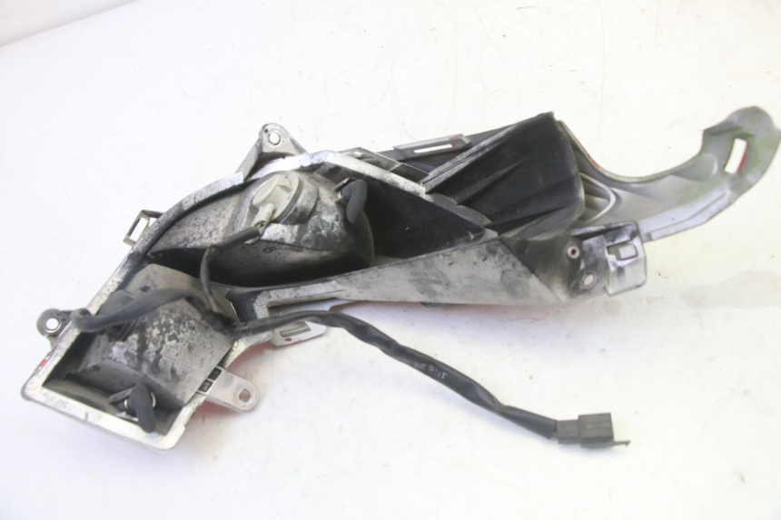 photo de LUZ TRASERA IZQUIERDA HONDA FES S-WING SWING ABS 125 (2007 - 2015) - Primer plano técnico