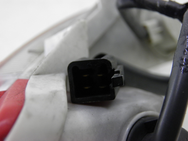 photo de LUZ TRASERA IZQUIERDA HONDA FES PANTHEON 125 (2003 - 2007) - Primer plano técnico