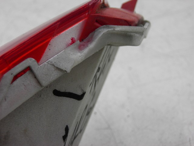 photo de LUZ TRASERA IZQUIERDA HONDA FES PANTHEON 125 (2003 - 2007) - Detalles de los puntos de fijación