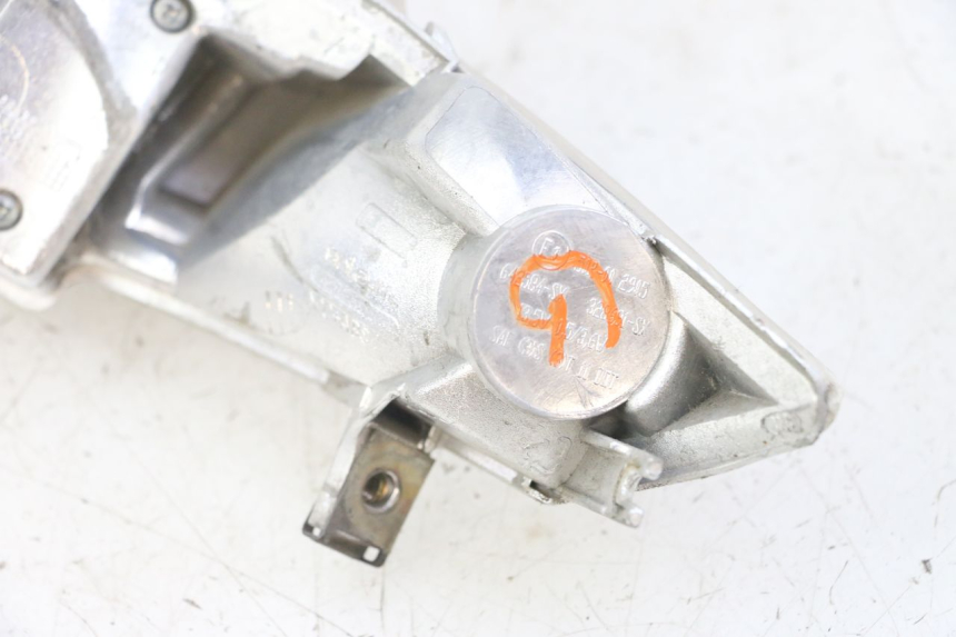 photo de LUZ TRASERA IZQUIERDA PIAGGIO IE MP3 YOURBAN 300 (2011 - 2016) - Otra perspectiva