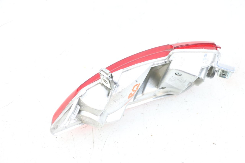 photo de LUZ TRASERA IZQUIERDA PIAGGIO MP3 HPE 300 (2019 - 2026) - Primer plano técnico