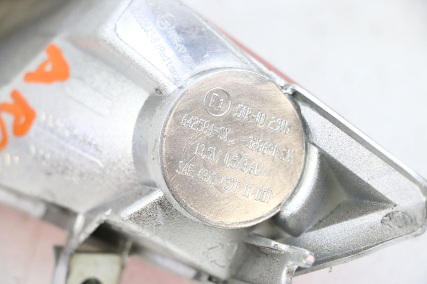 photo de LUZ TRASERA IZQUIERDA PIAGGIO MP3 HPE 300 (2019 - 2026) - Estado de la superficie y material