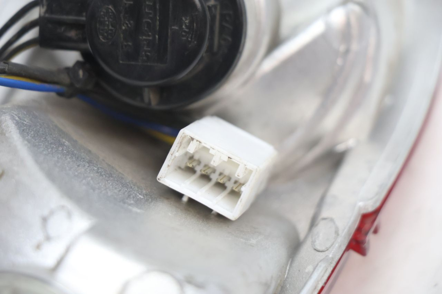 photo de LUZ TRASERA IZQUIERDA PIAGGIO MP3 LT 300 (2010 - 2016) - Detalles de los puntos de fijación