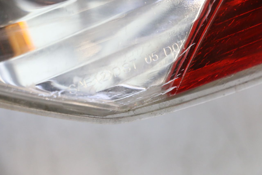 photo de LUZ TRASERA IZQUIERDA PIAGGIO MP3 RL 250 (2006 - 2010) - Primer plano técnico