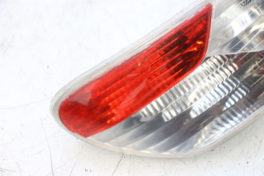 photo de LUZ TRASERA IZQUIERDA PIAGGIO MP3 RL 250 (2006 - 2010) - Detalles de los puntos de fijación