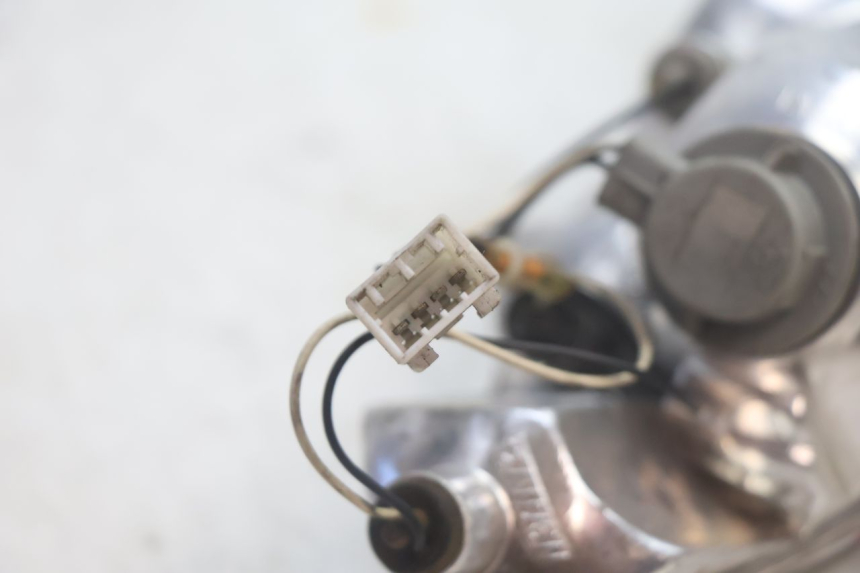 photo de LUZ TRASERA IZQUIERDA PIAGGIO MP3 125 (2006 - 2014) - Detalles de los puntos de fijación
