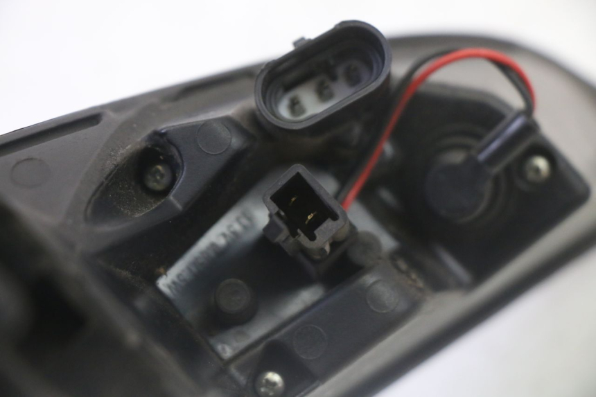 photo de LUZ TRASERA IZQUIERDA PEUGEOT SATELIS 125 (2013 - 2018) - Estado de la superficie y material