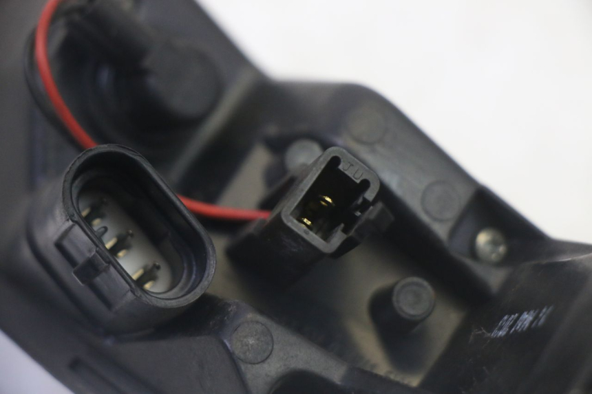 photo de LUZ TRASERA IZQUIERDA PEUGEOT SATELIS 125 (2013 - 2018) - Estado de la superficie y material