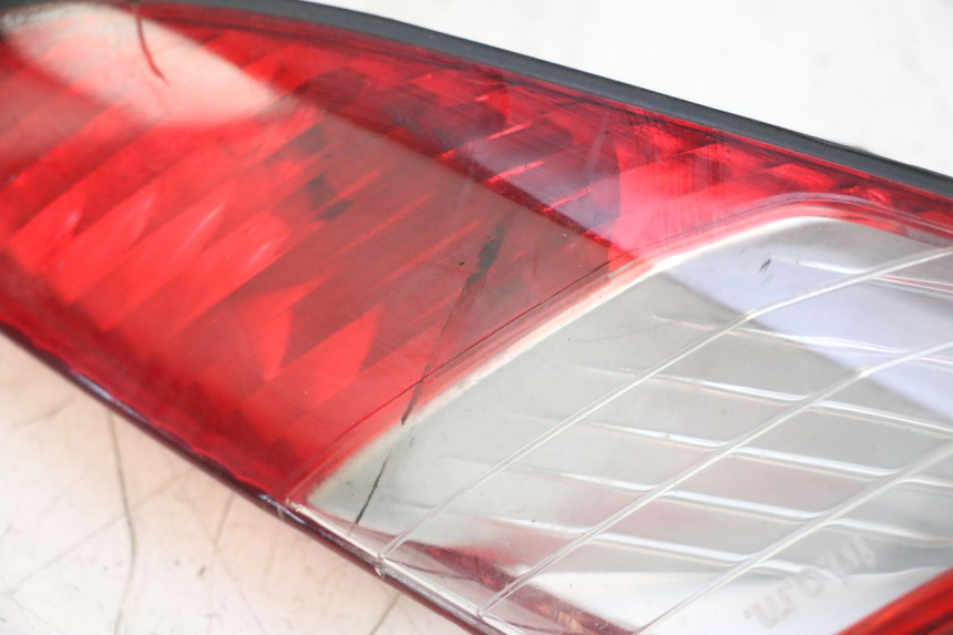 photo de FARO TRASERO IZQUIERDO PEUGEOT SATELIS 125 (2006 - 2009) - Primer plano técnico