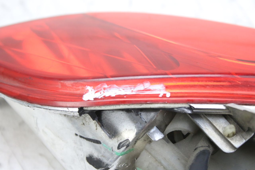 photo de FARO TRASERO IZQUIERDO MBK SKYCRUISER 125 (2010 - 2013) - Primer plano técnico