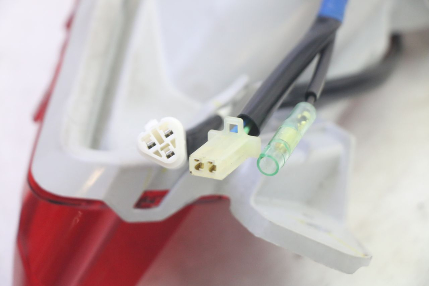 photo de LUZ TRASERA IZQUIERDA YAMAHA TRICITY 300 (2020 - 2024) - Marcados y referencias originales