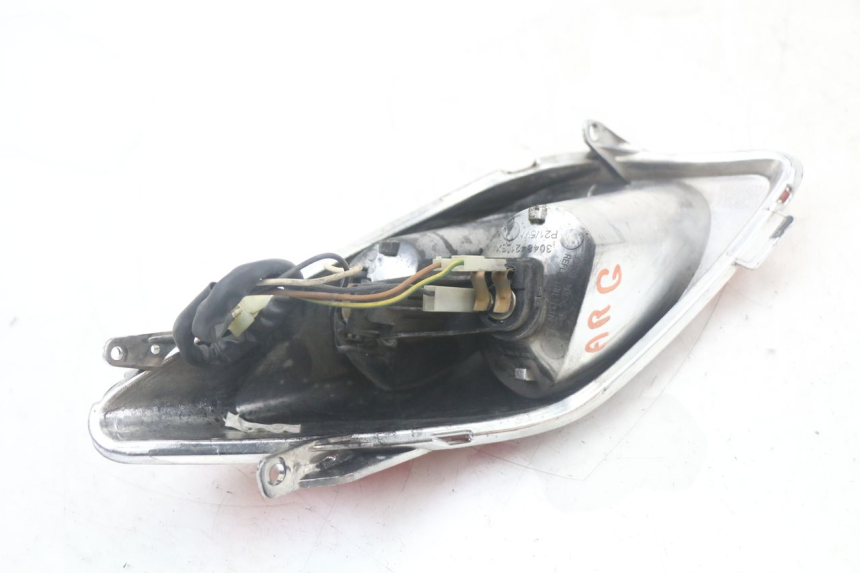 photo de FARO TRASERO IZQUIERDO YAMAHA XMAX X-MAX 125 (2006 - 2009) - Primer plano técnico
