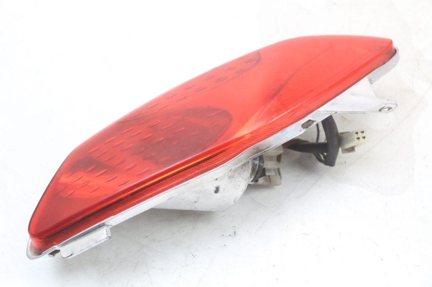 photo de FARO TRASERO IZQUIERDO YAMAHA XMAX X-MAX 125 (2006 - 2009) - Primer plano técnico