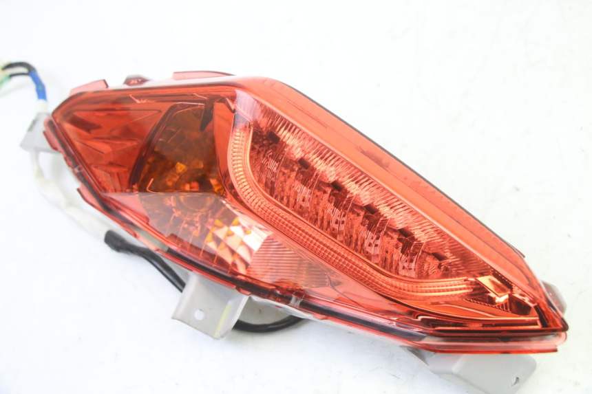photo de LUZ TRASERA IZQUIERDA YAMAHA XMAX X-MAX 125 (2021 - 2025) - Detalle de la pieza