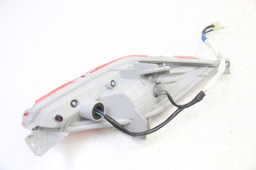 photo de LUZ TRASERA IZQUIERDA YAMAHA XMAX X-MAX 125 (2021 - 2025) - Primer plano técnico
