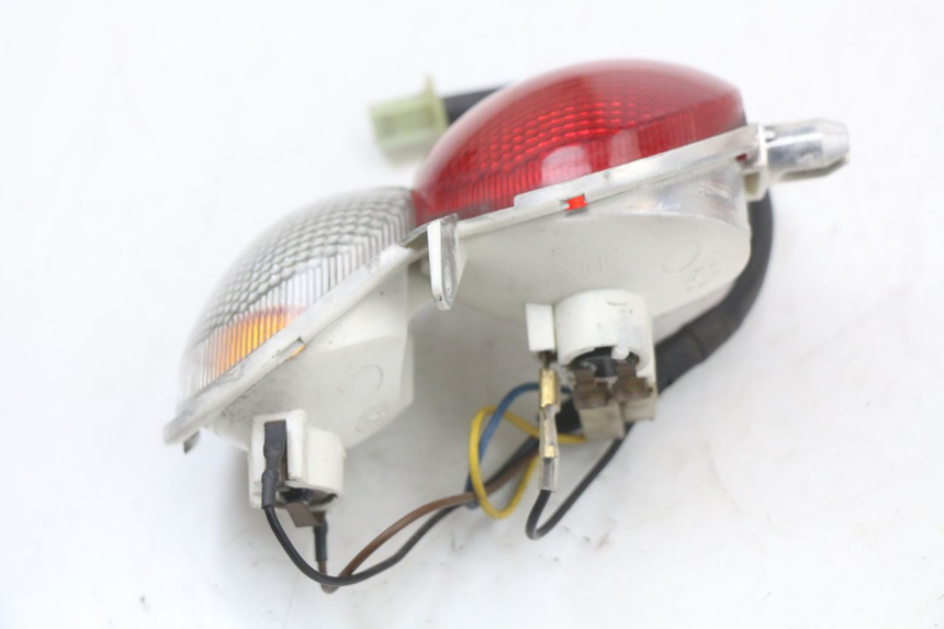 photo de LUZ TRASERA IZQUIERDA YAMAHA YP MAJESTY 125 (2002 - 2006) - Primer plano técnico