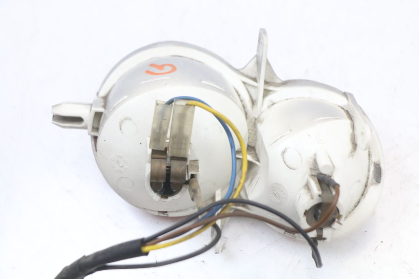 photo de LUZ TRASERA IZQUIERDA YAMAHA YP MAJESTY 125 (2002 - 2006) - Estado de la superficie y material