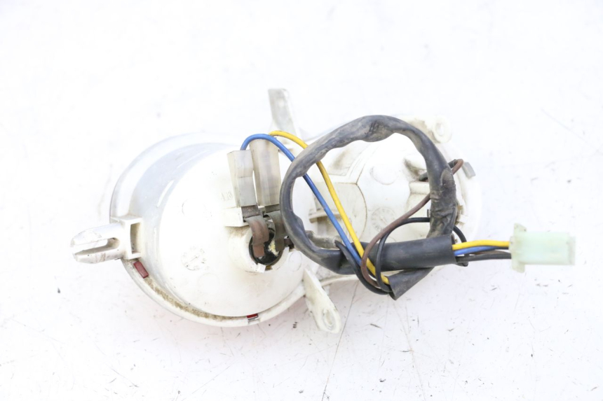 photo de LUZ TRASERA IZQUIERDA YAMAHA YP MAJESTY 125 (2002 - 2006) - Primer plano técnico