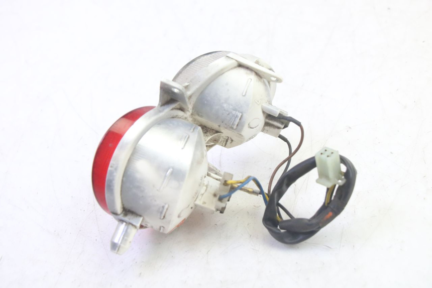 photo de LUZ TRASERA IZQUIERDA YAMAHA YP MAJESTY 125 (2002 - 2006) - Primer plano técnico
