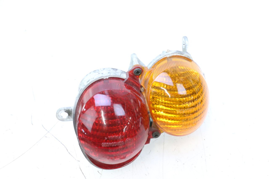 photo de LUZ TRASERA IZQUIERDA YAMAHA YP MAJESTY 125 (1998 - 2001) - Otra perspectiva