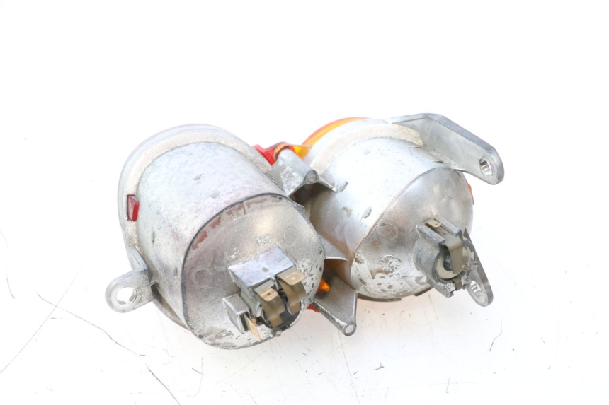 photo de LUZ TRASERA IZQUIERDA YAMAHA YP MAJESTY 125 (1998 - 2001) - Primer plano técnico