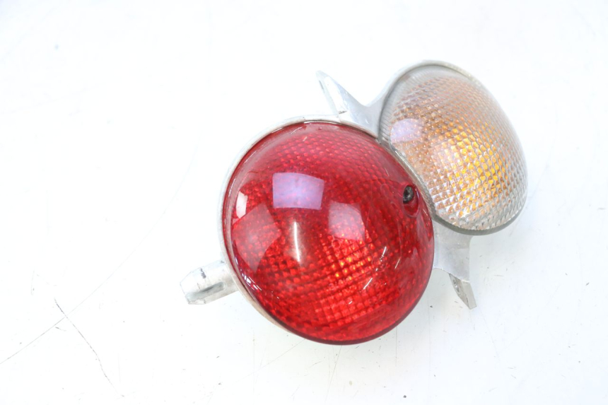 photo de LUZ TRASERA IZQUIERDA YAMAHA YP MAJESTY 125 (2007 - 2010) - Primer plano técnico