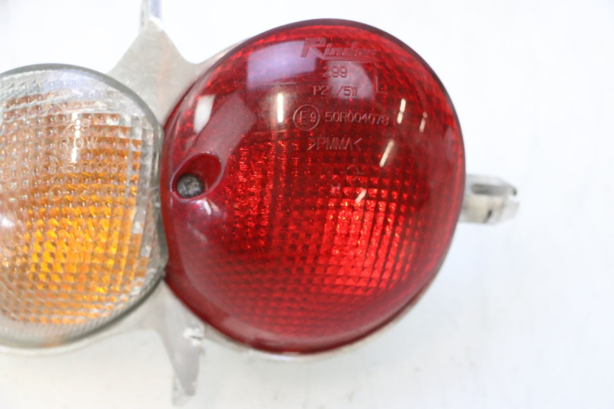 photo de LUZ TRASERA IZQUIERDA YAMAHA YP MAJESTY 125 (2007 - 2010) - Detalles de los puntos de fijación