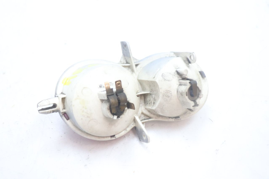 photo de LUZ TRASERA IZQUIERDA YAMAHA YP MAJESTY 125 (2002 - 2006) - Primer plano técnico