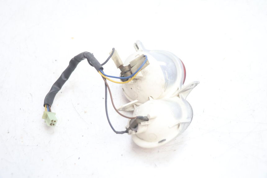 photo de LUZ TRASERA IZQUIERDA YAMAHA YP MAJESTY 125 (2002 - 2006) - Primer plano técnico