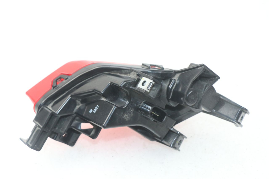 photo de LUZ TRASERA IZQUIERDA YAMAHA YP T-MAX TMAX 530 (2017 - 2020) - Detalles de los puntos de fijación