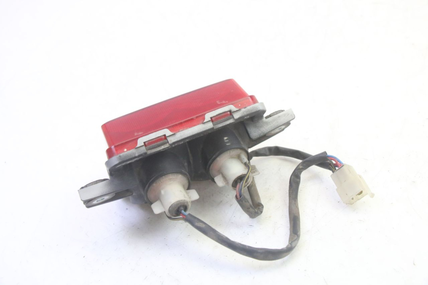 photo de LUZ TRASERA KAWASAKI GPX R WARBIRD 600 (1988 - 1993) - Primer plano técnico