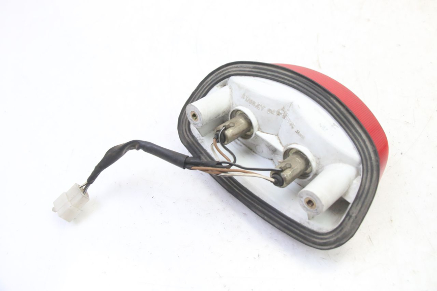 photo de LUZ TRASERA SUZUKI GS GSE 500 (2001 - 2003) - Primer plano técnico