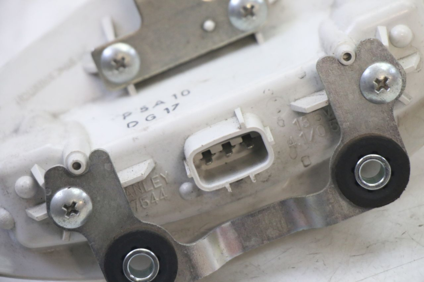 photo de LUZ TRASERA SUZUKI GSR 750 (2011 - 2017) - Detalles de los puntos de fijación