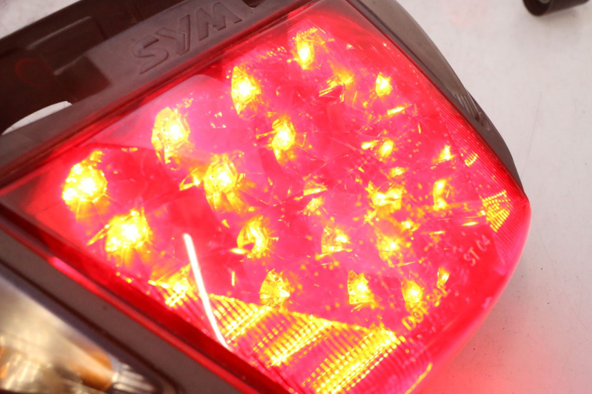 photo de LUZ TRASERA SYM GTS EVO 125 (2009 - 2013) - Zoom estado de uso