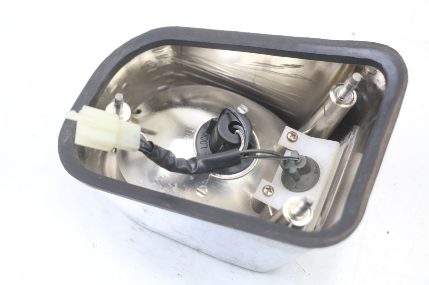 photo de LUZ TRASERA HYOSUNG GV AQUILA 125 (2000 - 2009) - Detalles de los puntos de fijación